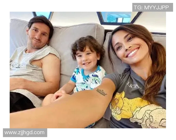 足球明星与记者女友亲密互动引发热议网友纷纷围观评论不断